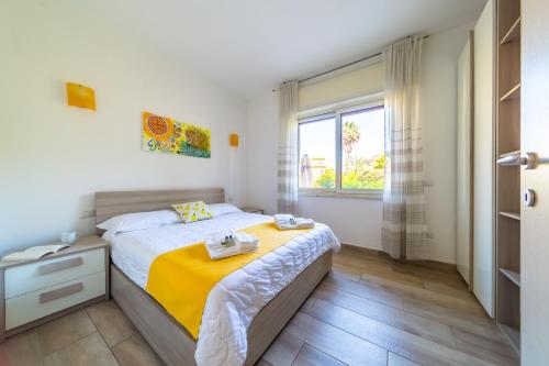 a bedroom with a bed and a window at Il Riccio di Sole a meno di 5 minuti da Sorrento in Sant'Agnello