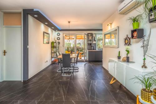 Una sala de estar con comedor y cocina. en Downtown Deluxe, en Omiš