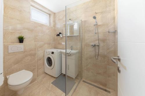 een badkamer met een toilet en een glazen douche bij Apartments Berni in Ljubljana