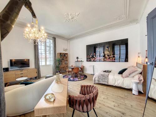 une chambre avec un lit et un salon dans l'établissement L'Antre des Papes, à Avignon