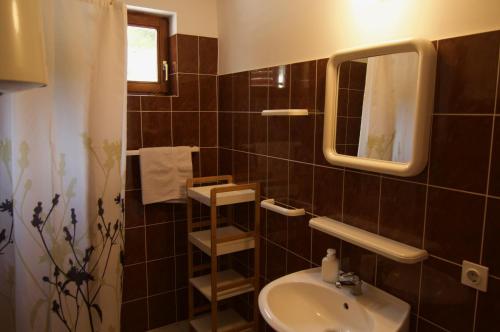 W łazience znajduje się umywalka i lustro. w obiekcie Villa Barbat 28 w mieście Barbat na Rabu