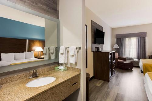 een badkamer met een wastafel in een hotelkamer bij Best Western Crossroads Inn in Schererville