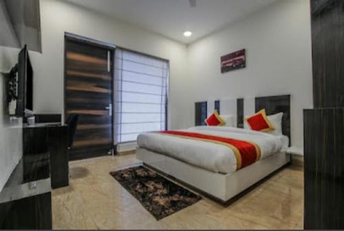 Een bed of bedden in een kamer bij AB Inn Huda City Center