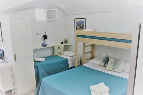 two beds in a room with two bunk beds at La Maiolica in Anacapri