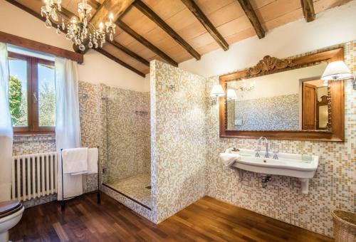W łazience znajduje się umywalka i prysznic. w obiekcie Podere Montorgialino w mieście Murlo