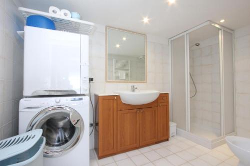 ein Badezimmer mit einer Waschmaschine und einem Waschbecken in der Unterkunft Residence dei Mori in Venedig
