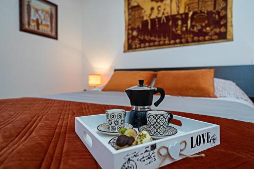 - un plateau/bouilloire avec des tasses sur le lit dans l'établissement COSTA del SOLE - Regarda Travel, à Lazise