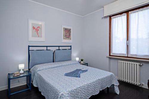 een slaapkamer met een bed met een shirt erop bij EDDA - Regarda Travel in Lazise