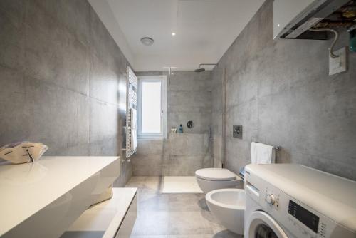 A bathroom at Apt. Venice Modern Style