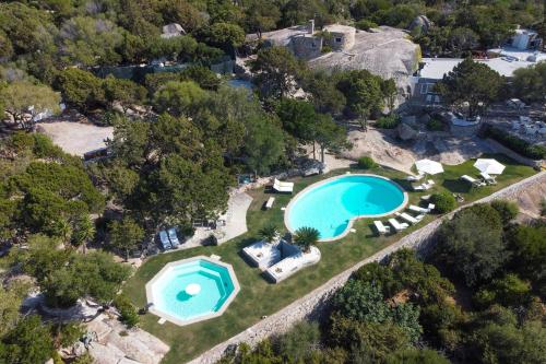 eine Luftansicht eines Anwesens mit Pool in der Unterkunft Villa Cava Del Tom Luxury in Porto Rotondo