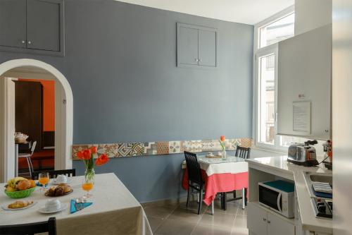 uma cozinha e sala de jantar com mesa e cadeiras em Carafa Suite By Enjoy Napoli em Nápoles