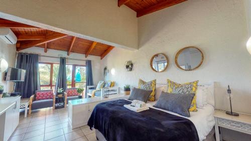 um quarto com uma cama e uma sala de estar em San Lameer Villa 2516 by Top Destinations Rentals em Southbroom