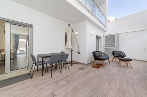 a dining room with a table and chairs at Varandas do Sítio - By SCH in Nazaré