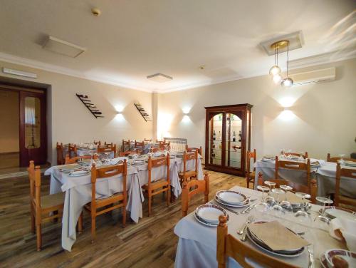 a dining room with white tables and chairs at Hotel Delle Ortensie in Fiuggi