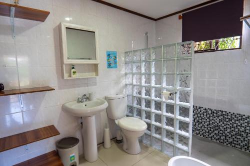 Ein Badezimmer in der Unterkunft OCEAN VISTA