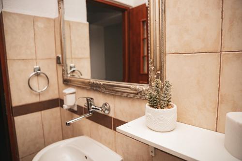ein Badezimmer mit einem Waschbecken, einem Spiegel und einem WC in der Unterkunft Romeo&Julia in Toruń