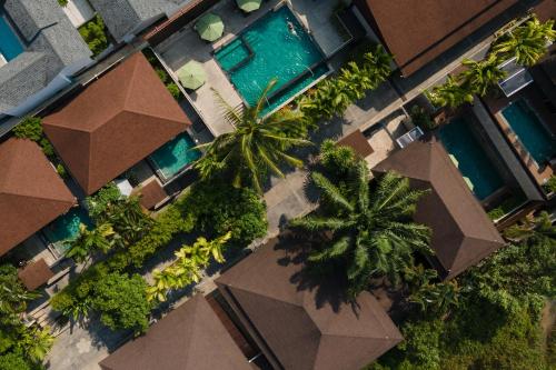an overhead view of a resort with a pool and palm trees at De Malee Pool Villas in Ao Nang Beach
