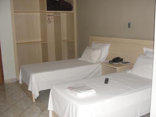 Katil atau katil-katil dalam bilik di Manhuaçu Center Hotel