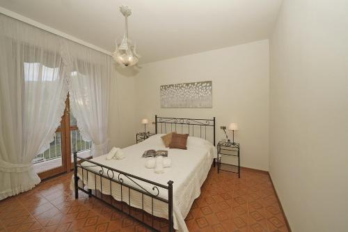 1 dormitorio con cama y ventana grande en Casa Pelèr - Gardagate, en Toscolano Maderno
