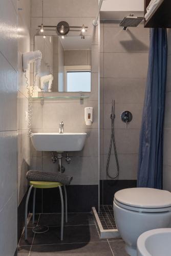 un baño con lavabo e inodoro en Carafa Suite B&B, en Nápoles