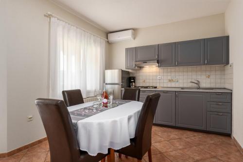 Kuchyň nebo kuchyňský kout v ubytování Apartments Nevenka
