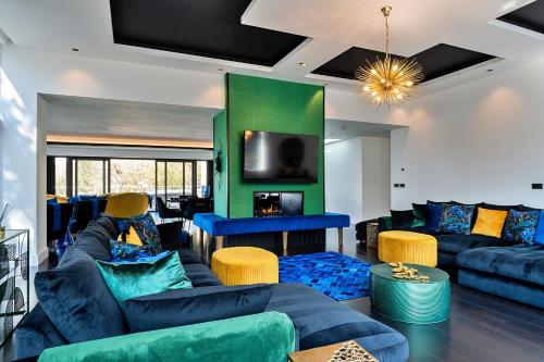 uma sala de estar com mobiliário azul e uma parede verde em Finest Retreats - Reservoir View em Cheddar