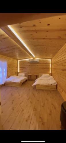 een kamer met 2 bedden in een houten hut bij Toriiana Chalet in Ash Sharāʼi‘ al ‘Ulyā