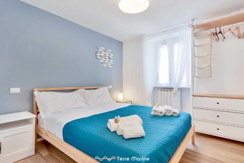 a bedroom with a bed with towels on it at Nonna Pina in Volastra