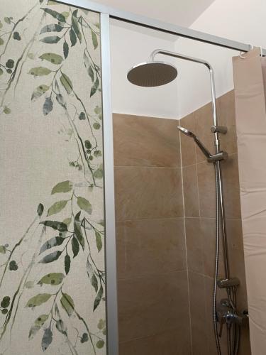 La salle de bains est pourvue d'une douche avec une porte en verre. dans l'établissement Casa Helen, à Torrox