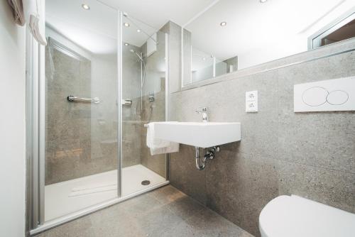 a bathroom with a sink and a shower at Hotel Drei König in Immenstadt im Allgäu
