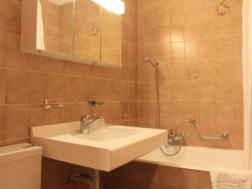 Bilik mandi di Apartment Topaze 4 by Interhome