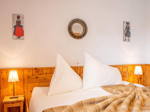 Posteľ alebo postele v izbe v ubytovaní Apartment Chesa Clüs 6 by Interhome