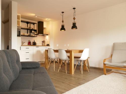 ein Wohnzimmer und eine Küche mit einem Tisch und Stühlen in der Unterkunft Apartment Galaxie 110 by Interhome in Verbier