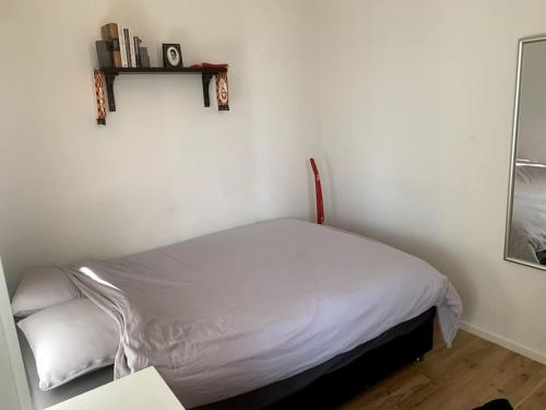 Postel nebo postele na pokoji v ubytování Lækker lejlighed tæt på alt