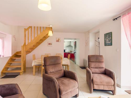 ein Wohnzimmer mit 2 Stühlen und einer Treppe in der Unterkunft Holiday Home Va Zi Bihan - GUI111 by Interhome in Guissény