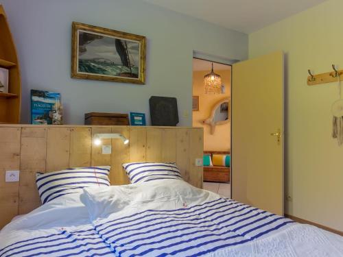 une chambre avec un lit avec des draps bleus et blancs dans l'établissement Holiday Home Villa Panorama Mer by Interhome, à Plounéour-Trez