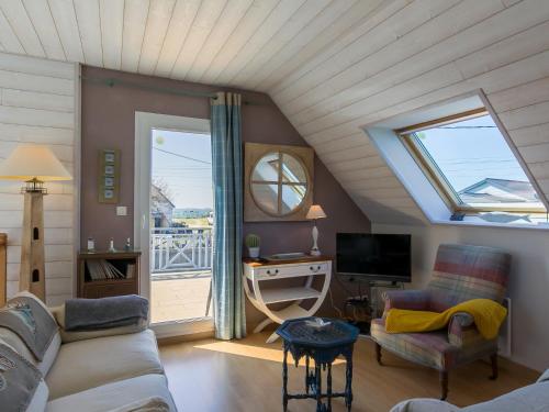 Χώρος καθιστικού στο Holiday Home Penn an Aod by Interhome