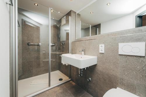 a bathroom with a sink and a shower at Hotel Drei König in Immenstadt im Allgäu