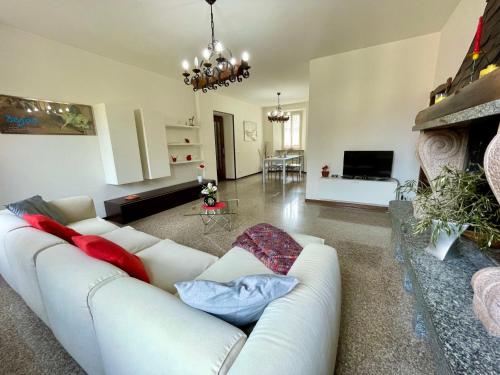 un soggiorno con divano bianco e camino di Holiday Home Casa del Villaggio by Interhome a Baveno