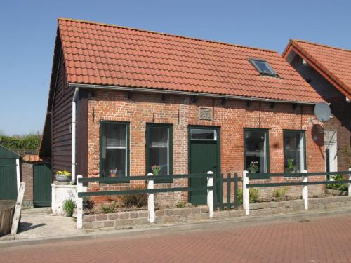 SchoondijkeにあるHoliday Home Helmrich by Interhomeの赤屋根のレンガ造り