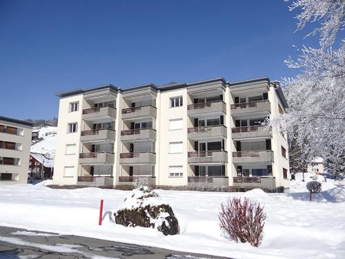 un grand immeuble dans la neige dans l'établissement Apartment Sunnmatt Süd Wohnung 245 by Interhome, à Engelberg