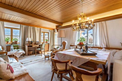 a living room with a table and a dining room at Haus Alpenveilchen - Appartement 2 in Schönau am Königssee