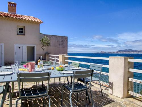 une table et des chaises sur un balcon avec vue sur l'océan dans l'établissement Apartment la Rainette by Interhome, à La Madrague