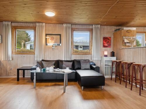 sala de estar con sofá y mesa en Holiday Home Hristijan - 300m to the inlet in The Liim Fiord by Interhome, en Løgstør