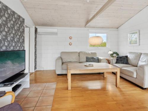 TV a/nebo společenská místnost v ubytování Holiday Home Mahalia - 300m from the sea by Interhome