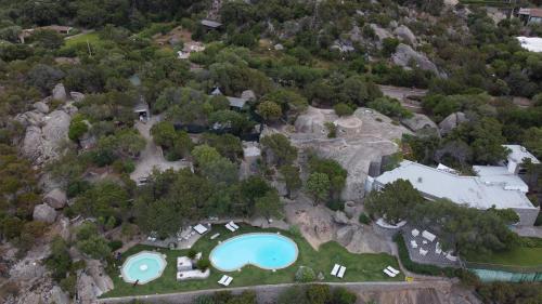 eine Luftansicht eines Anwesens mit zwei Swimmingpools in der Unterkunft Villa Cava Del Tom Luxury in Porto Rotondo