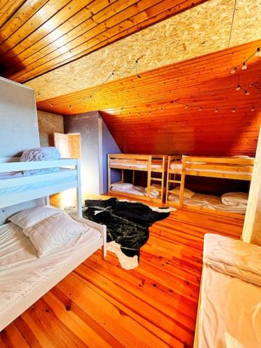une chambre avec deux lits superposés et un plafond en bois dans l'établissement Blancs Vercors, appartement-gîte, à Lans-en-Vercors