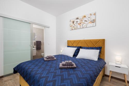 1 dormitorio con 1 cama con toallas en Villa Jasna, en Čavle