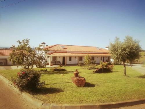 a house with a yard with a statue in front of it at Moradia gémea 2 em Herdade Santa Marta in Zebreira