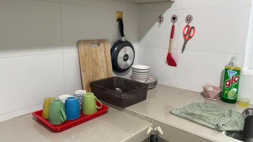 Kuhinja ili čajna kuhinja u objektu Sandakan Homestay IJM Condo 3R2B Serenity Lodge 明悦之居 - 7 Pax